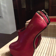 レディー・ガガが愛用するヒールレス・シューズの作者、舘鼻則孝