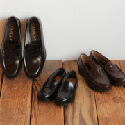 ローファーのハルタが直営店をもつ理由