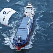 船を引っ張る凧、風力の活用事例