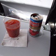 これはカゴメにチャンス!機内で飲むトマトジュースはうまいらしい これはカゴメにチャンス!機内で飲むトマトジュースはうまいらしい